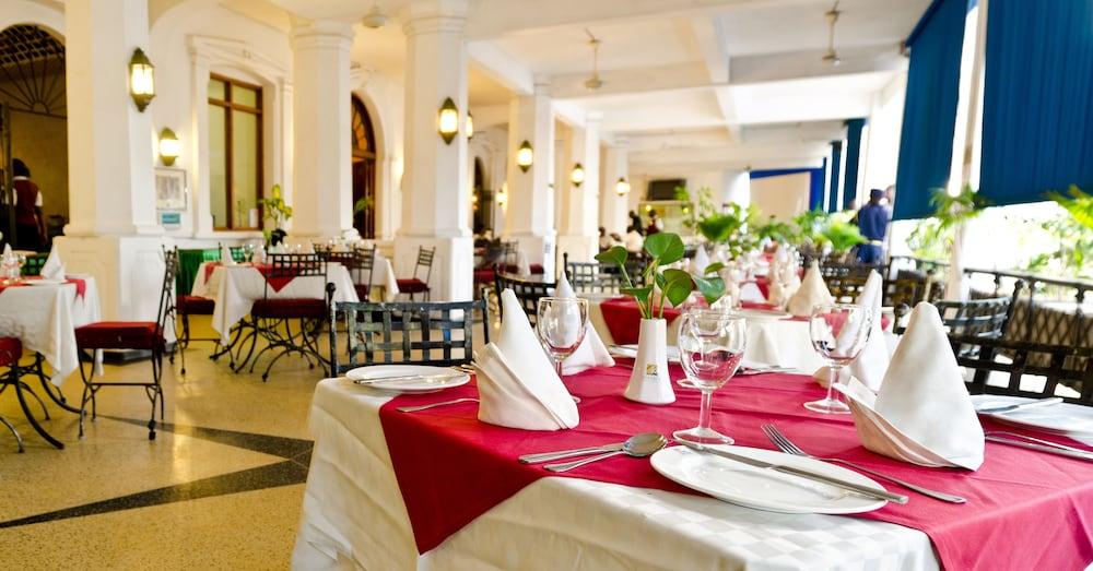 Sentrim Castle Royal Hotel Момбаса Экстерьер фото